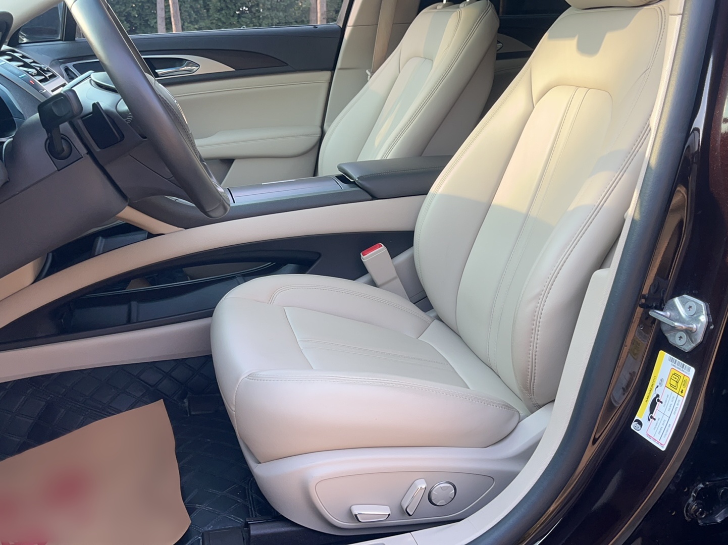 Переднее сиденье в автомобиле