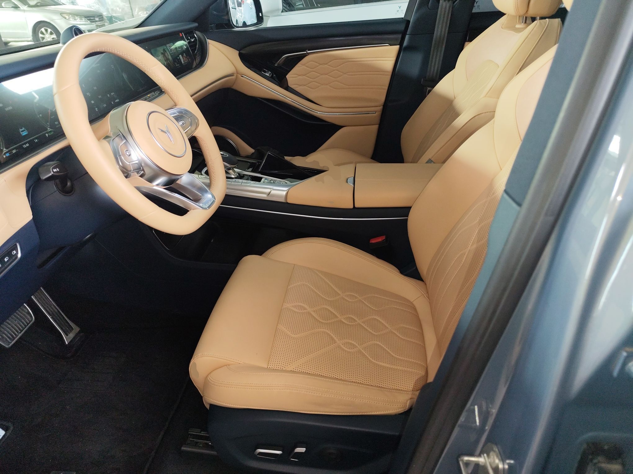 Переднее сиденье в автомобиле