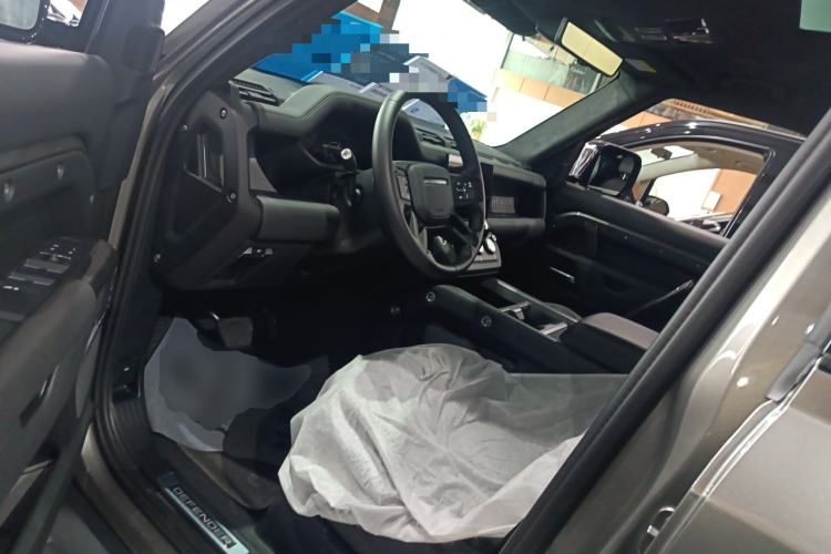 Used Land Rover Defender 2025 110 3.0T P400 – Dynamic HSE Left Front Seat