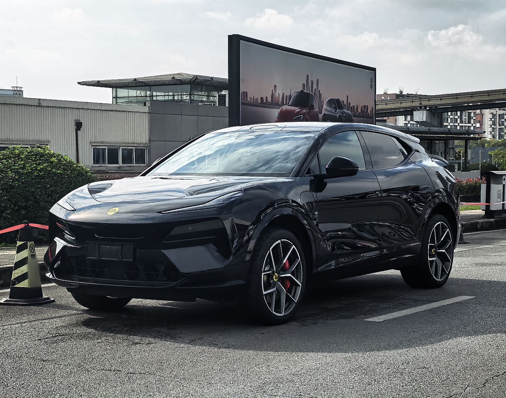 Под передней частью автомобиля