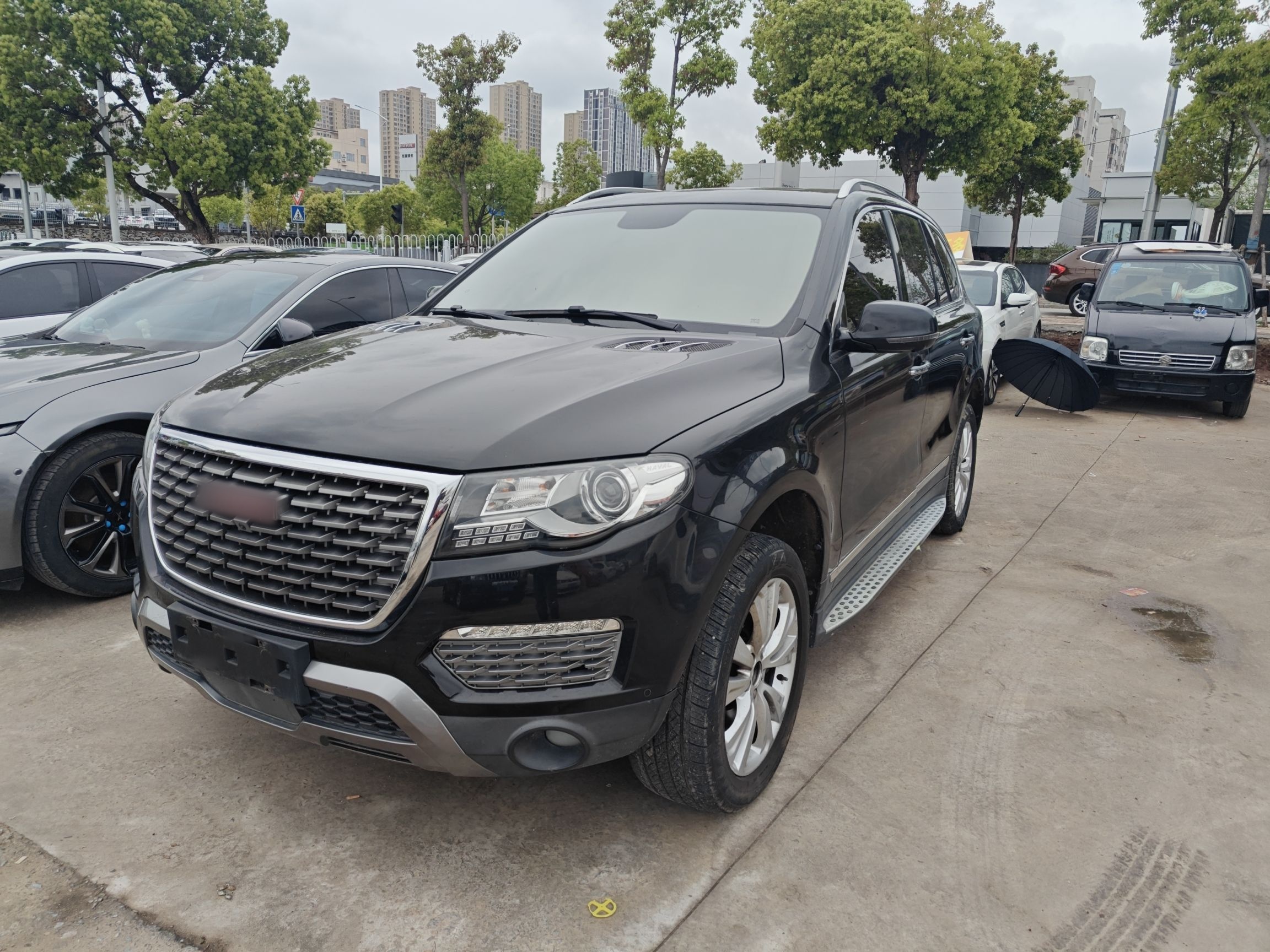 Под передней частью автомобиля