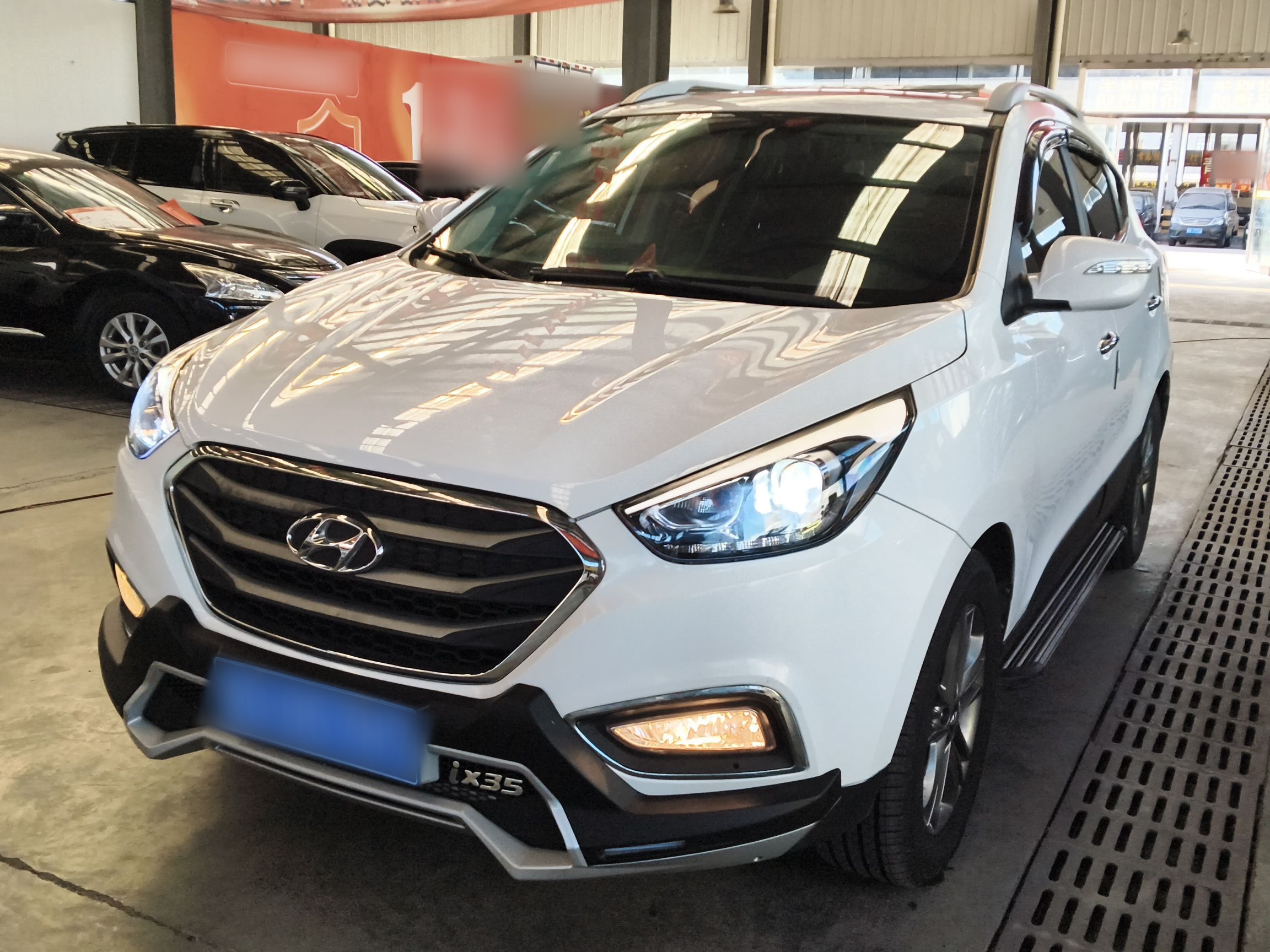 تحت مقدمة السيارة