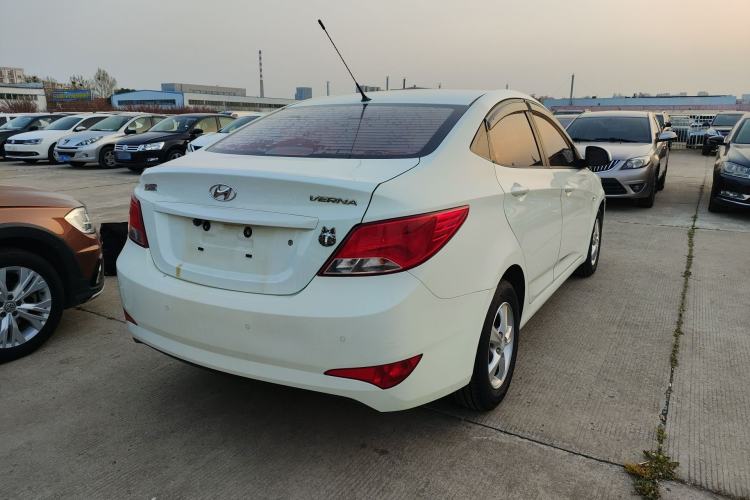Used Hyundai Verna (older generation) 2014 1.4L Manual Smart GLS Trim Rear Right 45 Deg