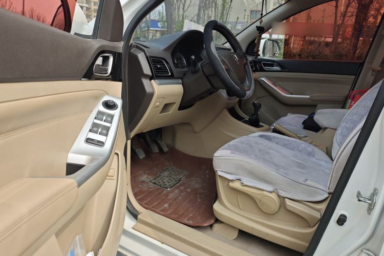 Used Baojun 730 2014 1.5L manual standard trim 7 seats