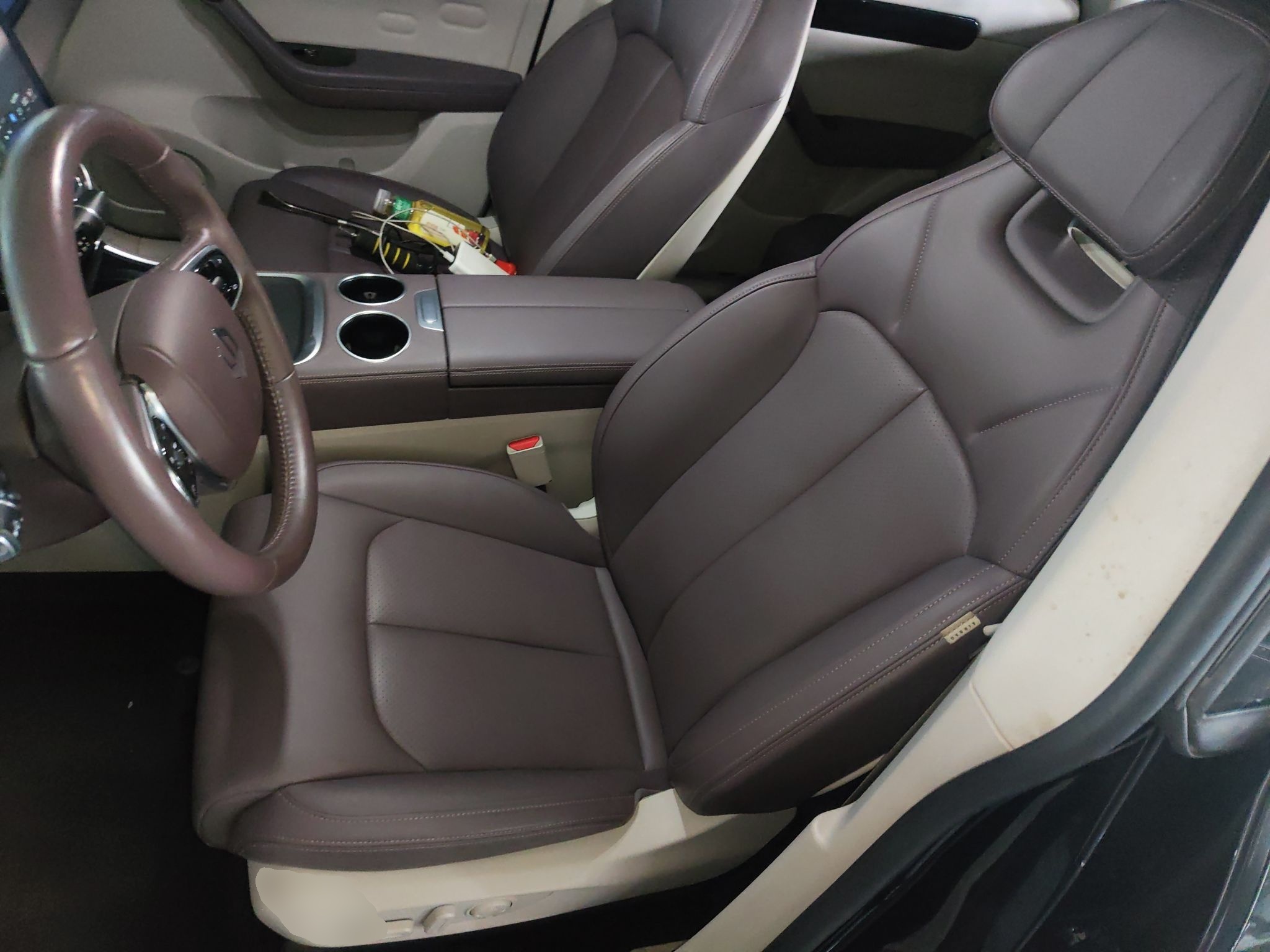 المقاعد الأمامية داخل السيارة