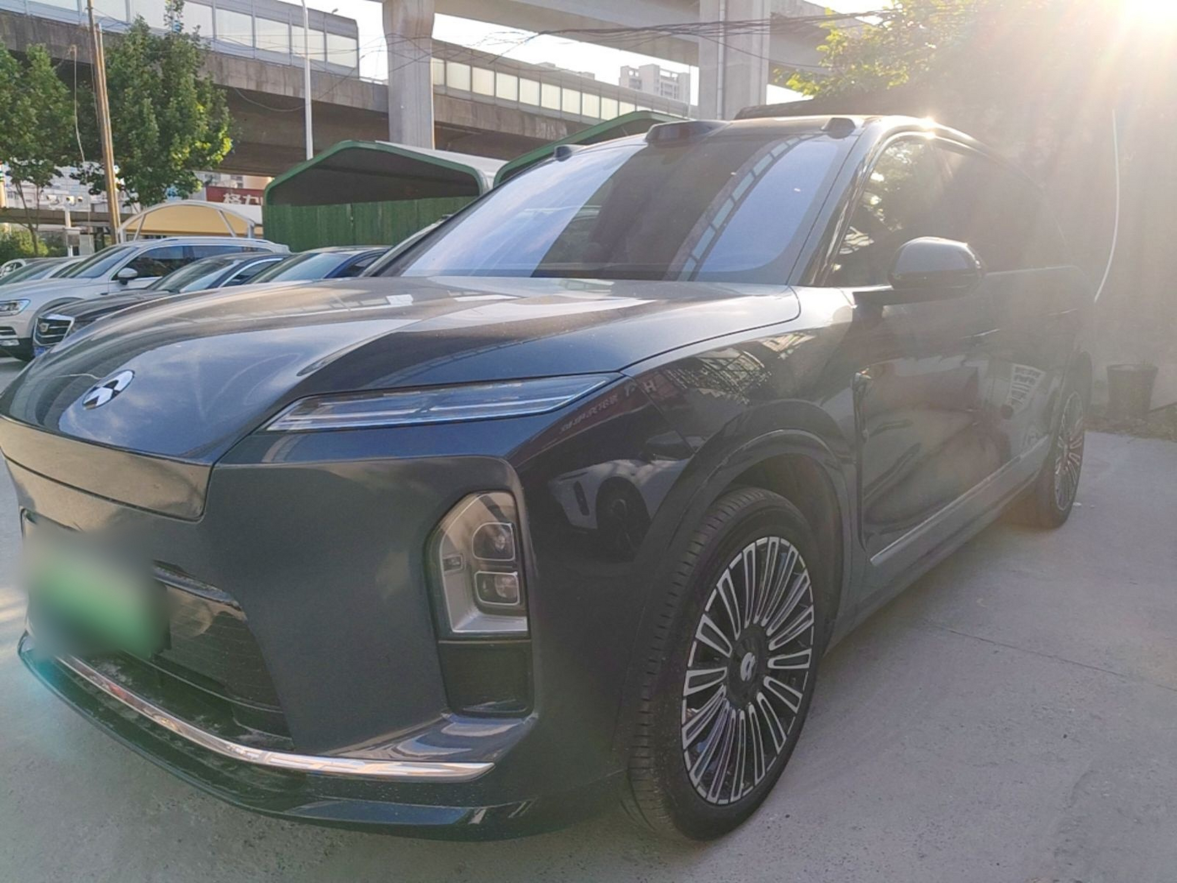 Под передней частью автомобиля