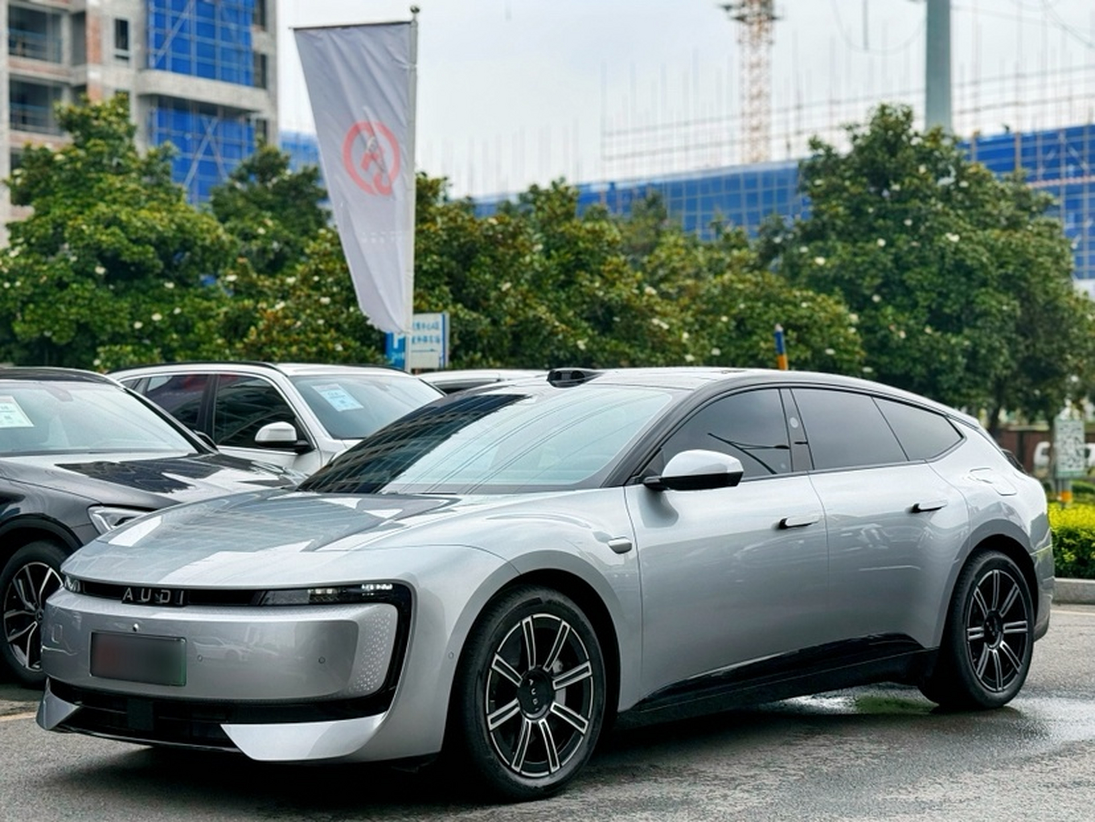 Под передней частью автомобиля