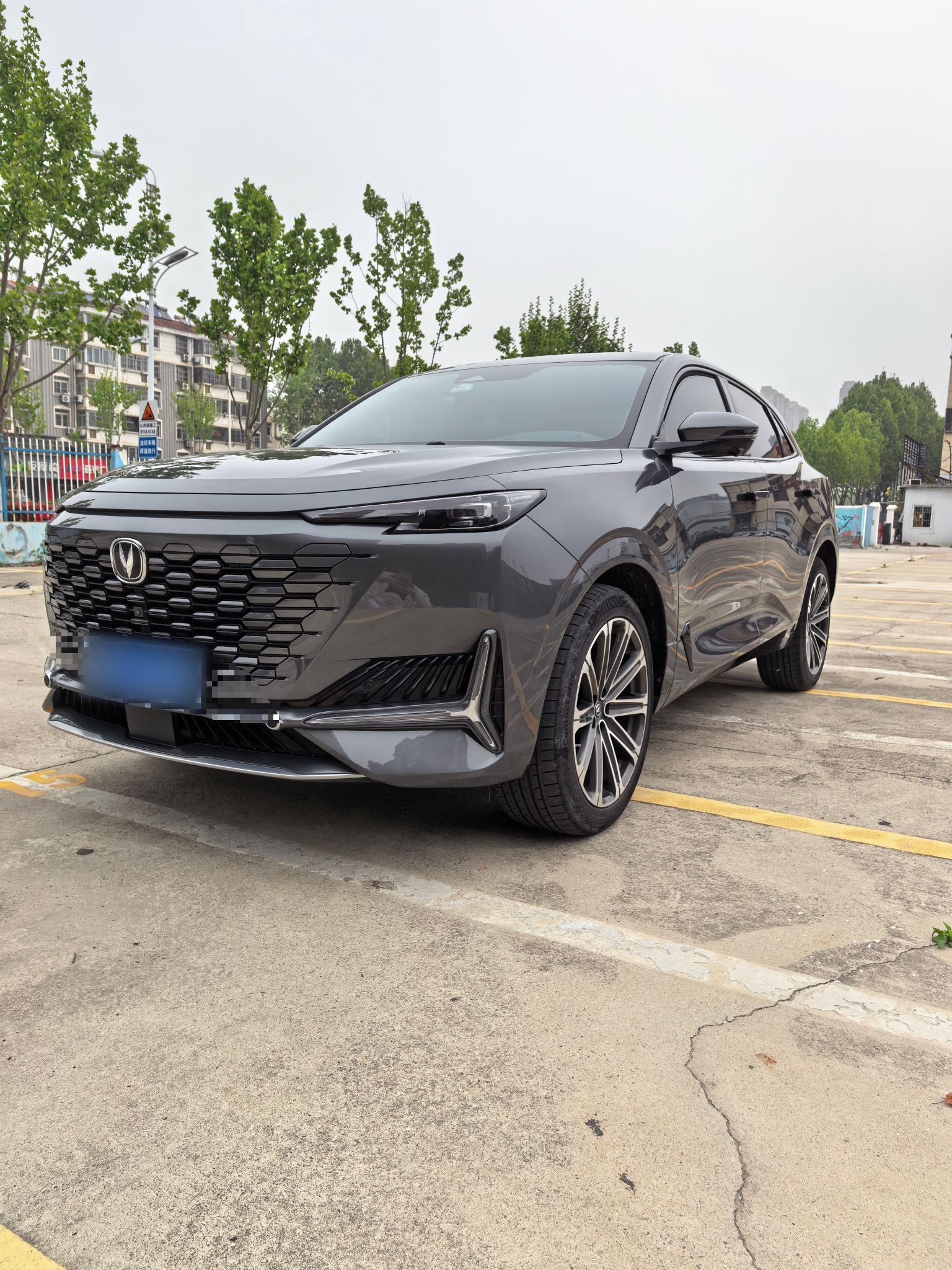 Под передней частью автомобиля