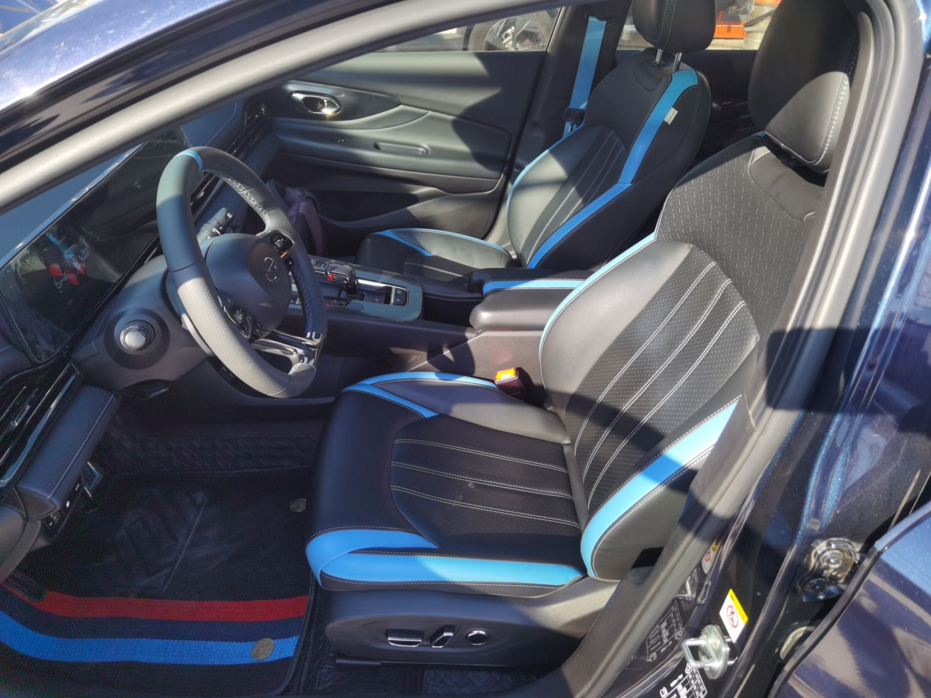 المقاعد الأمامية داخل السيارة