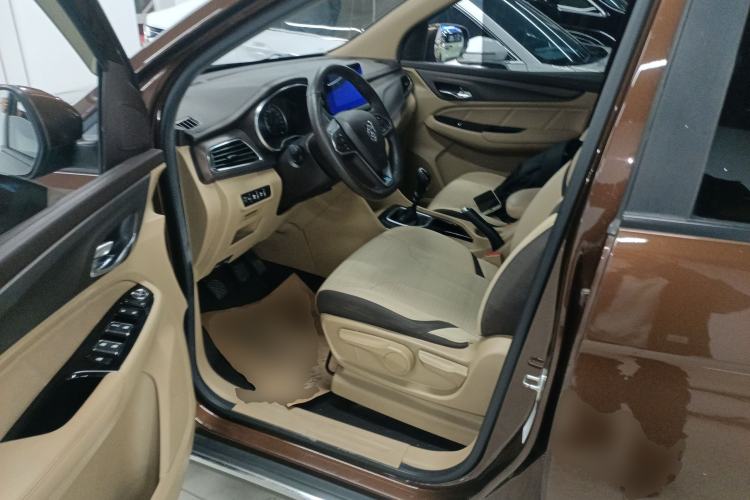 Used Baojun 730 2017 1.5T Manual Fashion Version 7 Seats China V Emission Standard
