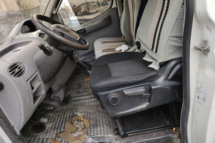 Used SAIC MAXUS Xintu V80 2019 2.5T Classic Version 6-Speed Manual – Aoyuntong Modified Long Wheelbase Mid-Height 7-Seater Left Front Seat