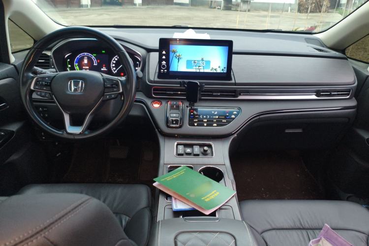 Used Honda Elysion 2022 2.0L eHEV Luxury First Edition Center Console