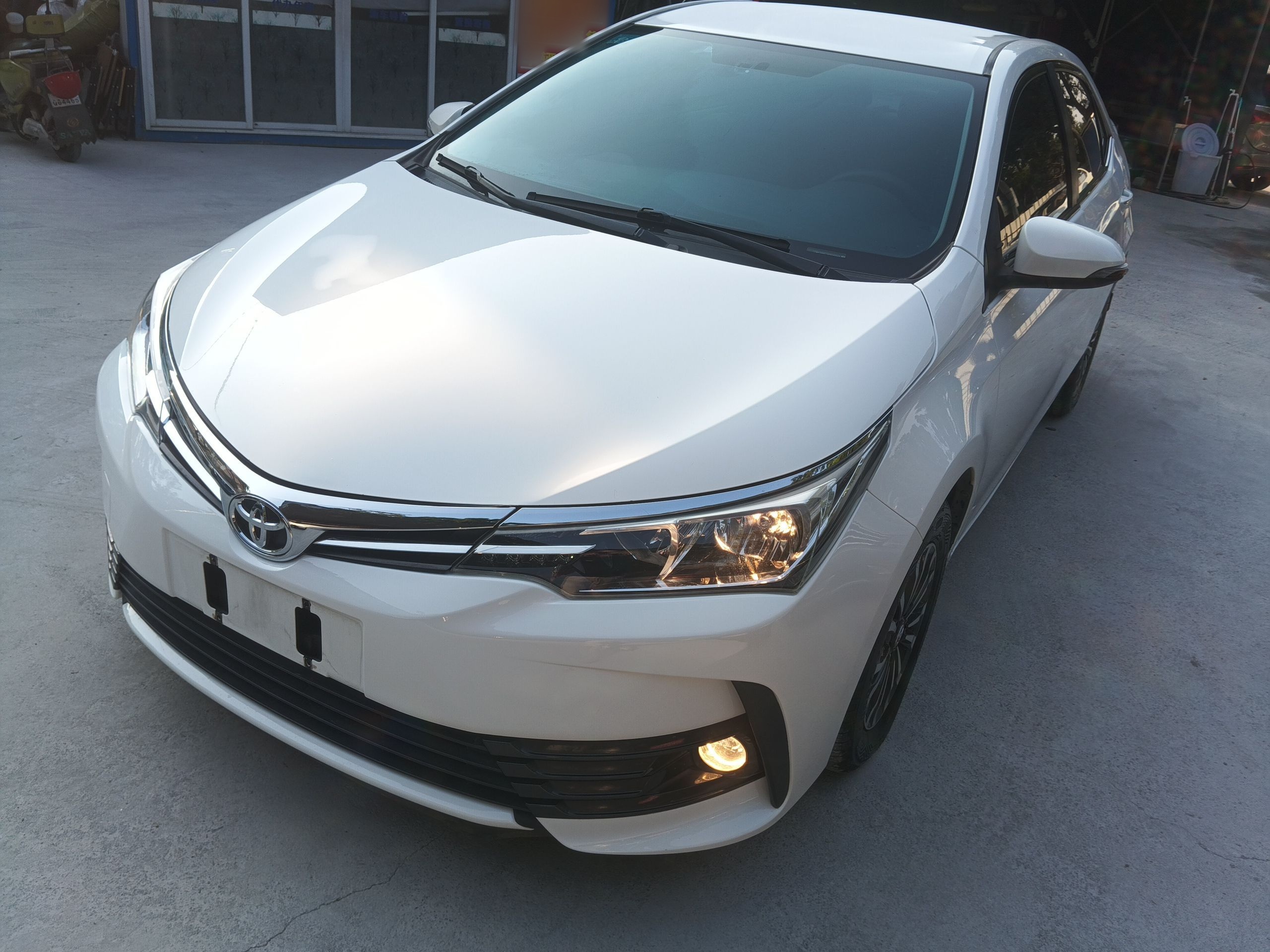 تحت مقدمة السيارة