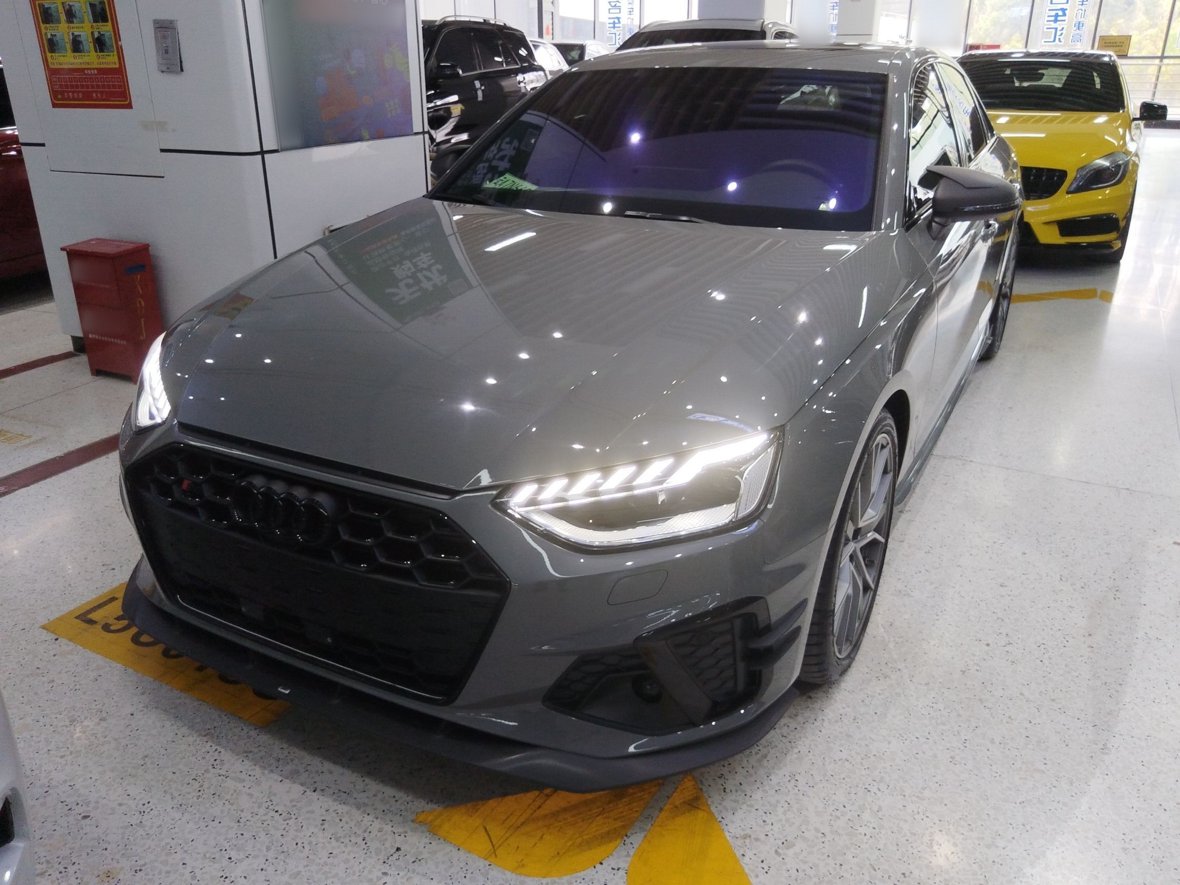 تحت مقدمة السيارة