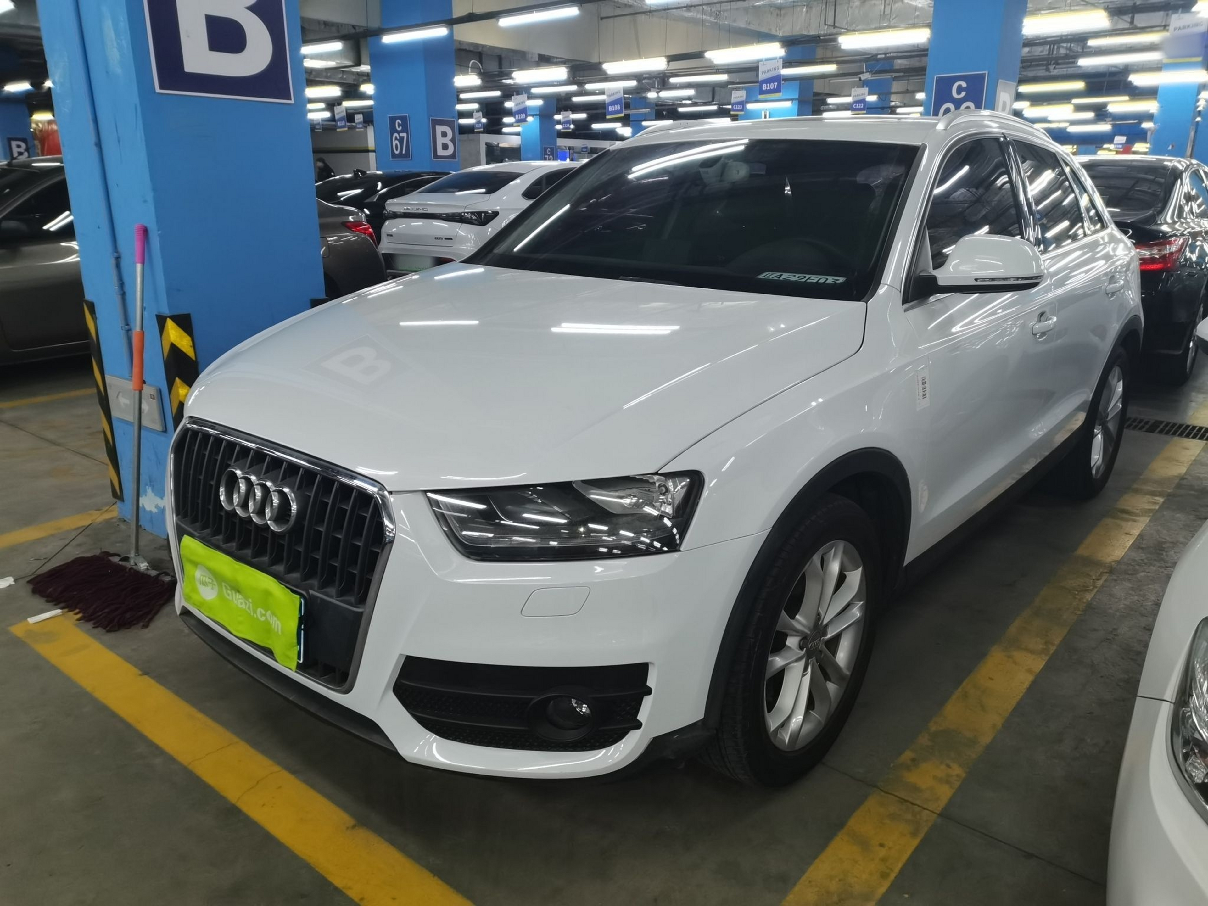 Под передней частью автомобиля