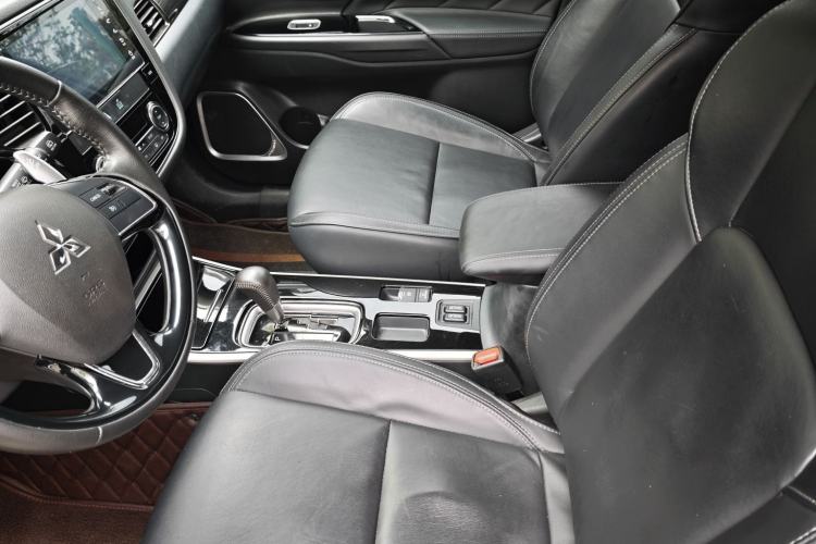 Used Mitsubishi Outlander 2019 2.4L Two-Wheel Drive ZhiXing Version 5 Seats China V Emission Standard Left Front Seat