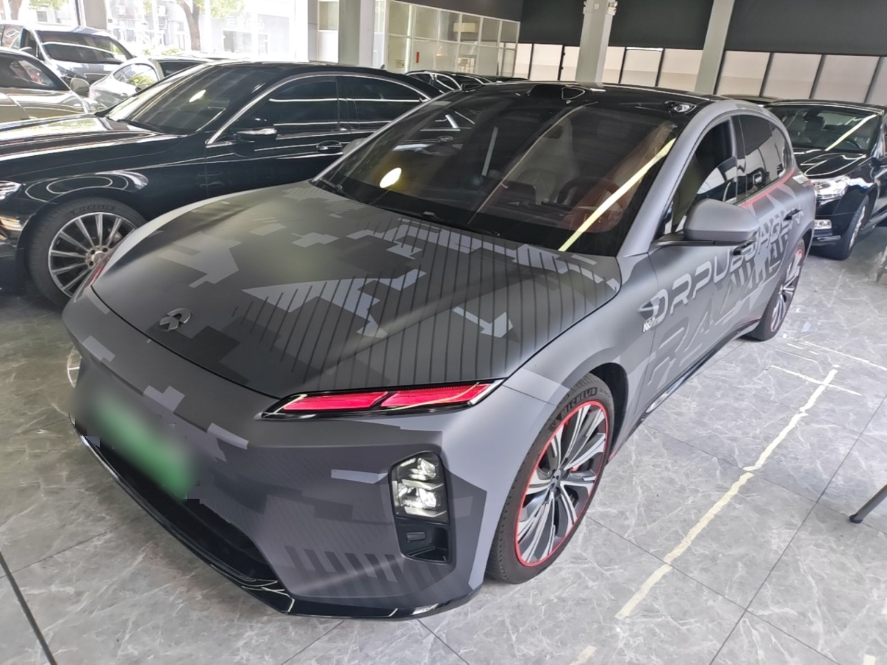 Unter der Vorderseite des Autos