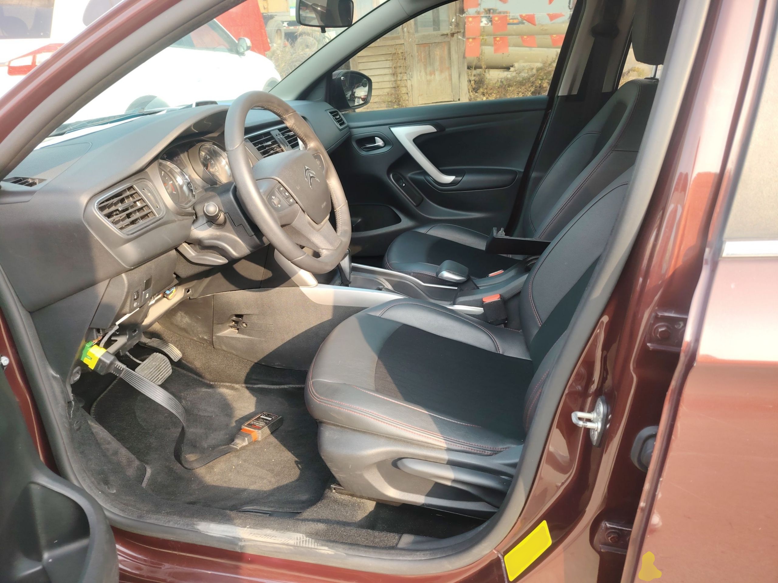 المقاعد الأمامية داخل السيارة