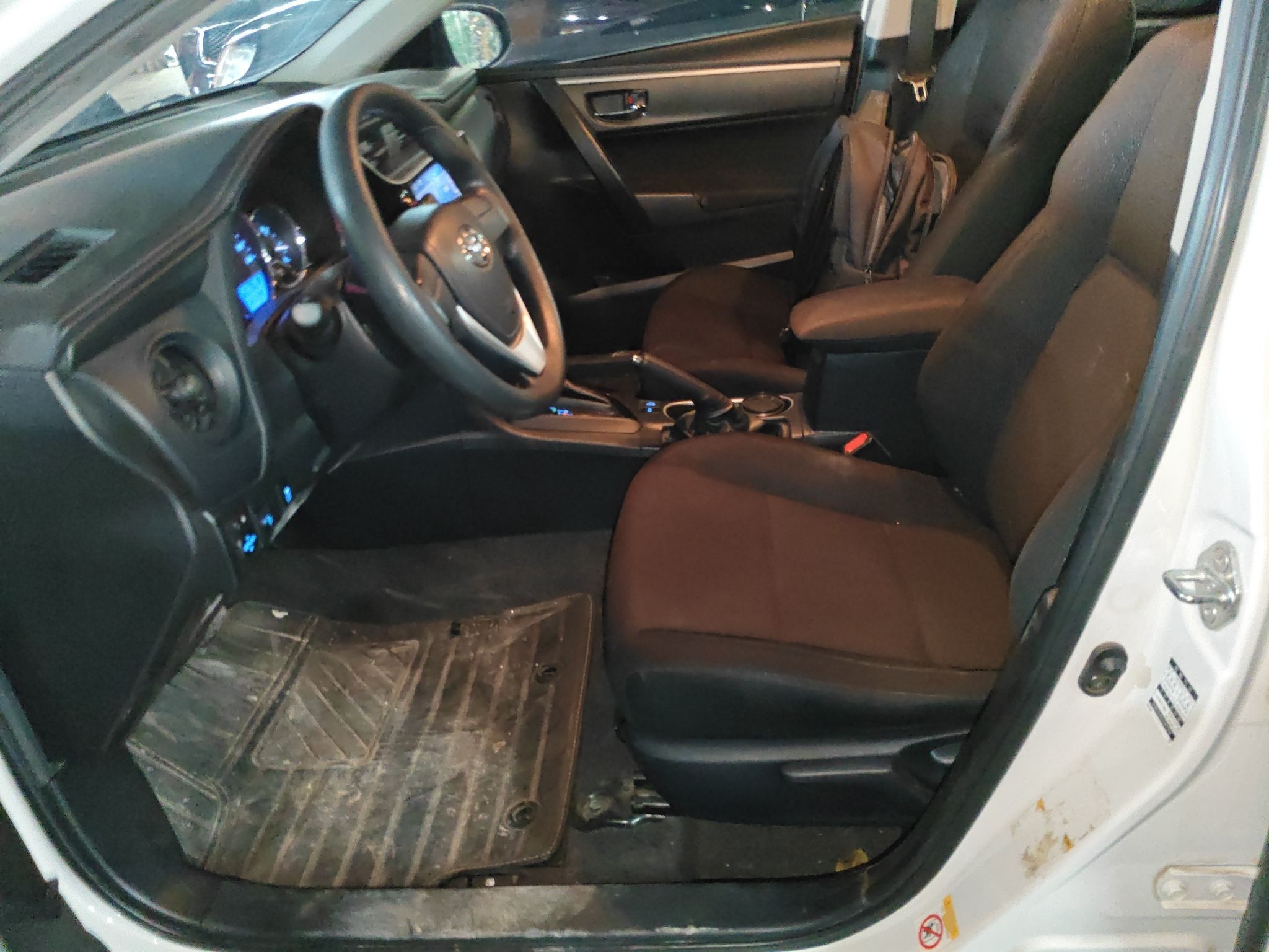 Переднее сиденье в автомобиле