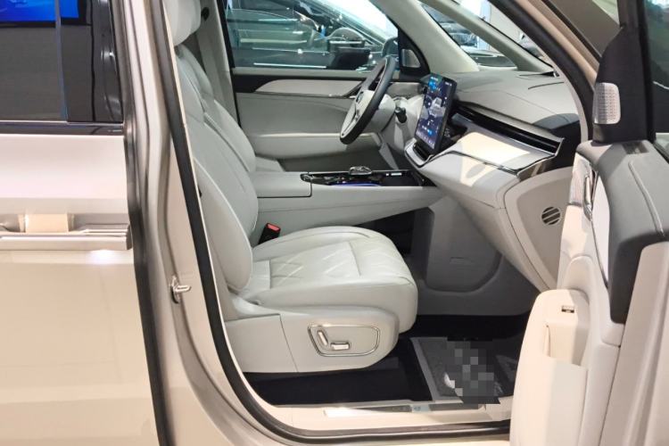 Used Volvo EM90 2025 Ultra Six-Seater
