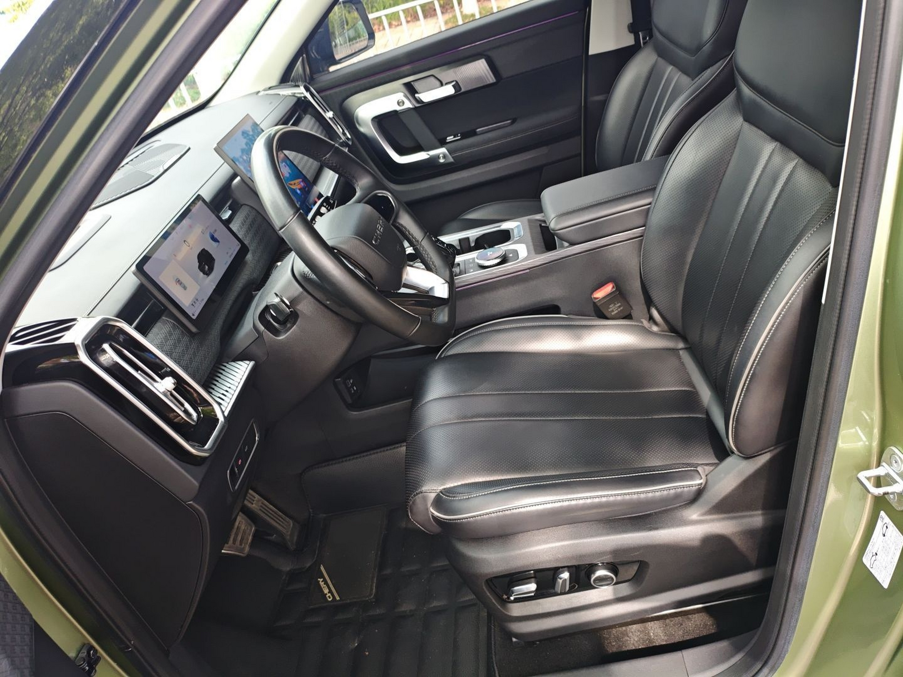 المقاعد الأمامية داخل السيارة