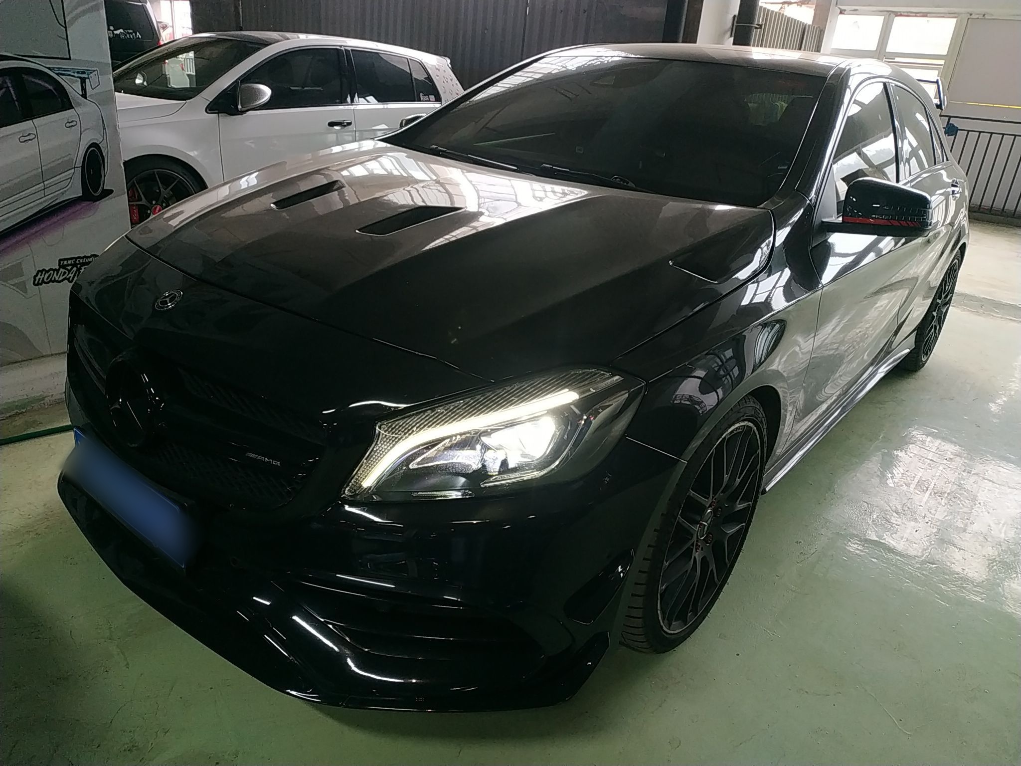 تحت مقدمة السيارة