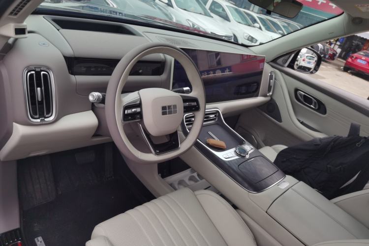 Used Geely Galaxy M9 2025 Model 230km Two-Wheel-Drive Exploration Edition Center Console