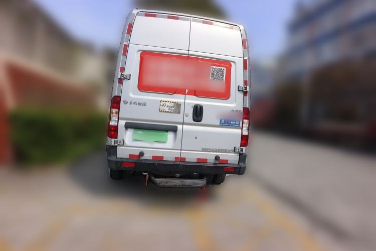 Used Dongfeng Yufeng 2023 V9+ 2.3T Manual Rear-Drive Cargo Van with Dual Rear Tires 3-Seater Rear