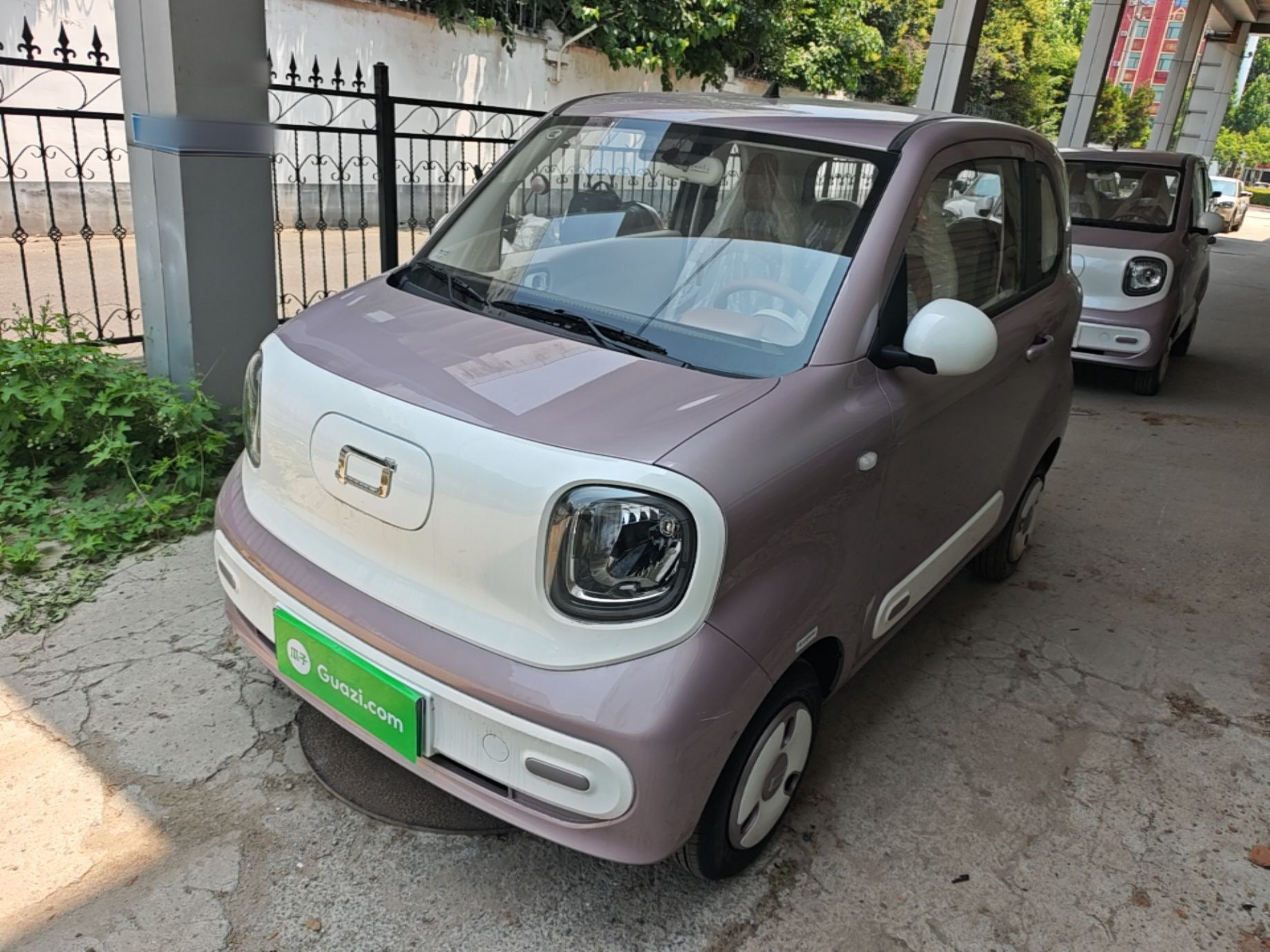 Unter der Vorderseite des Autos