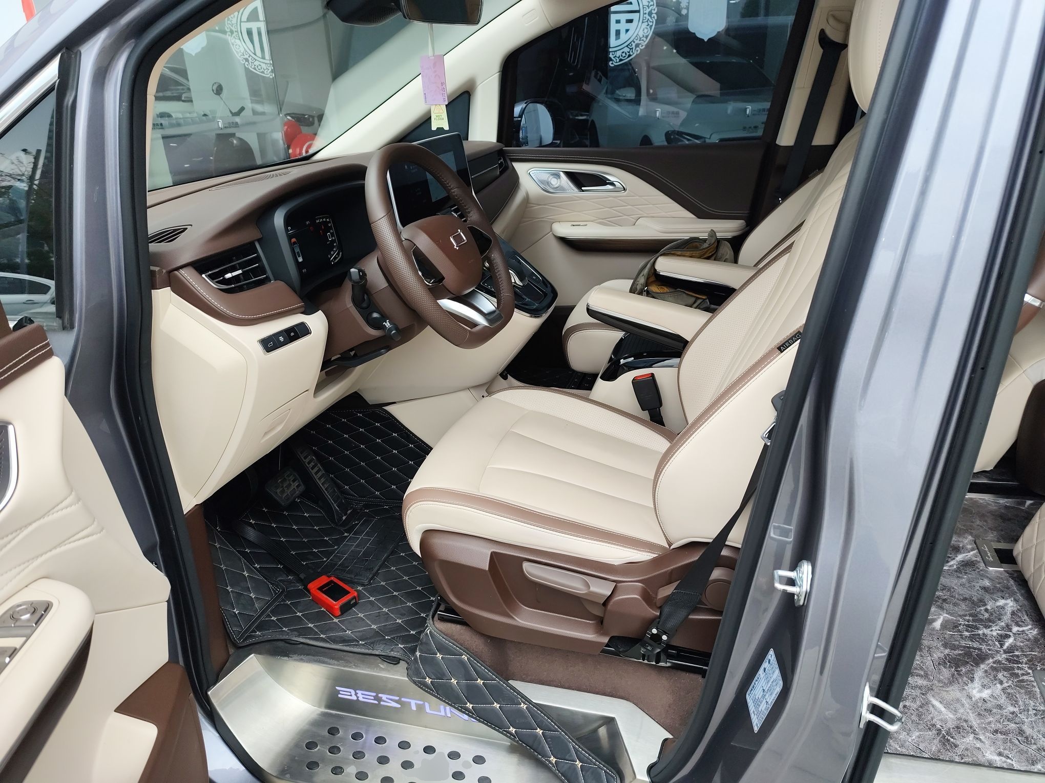 المقاعد الأمامية داخل السيارة