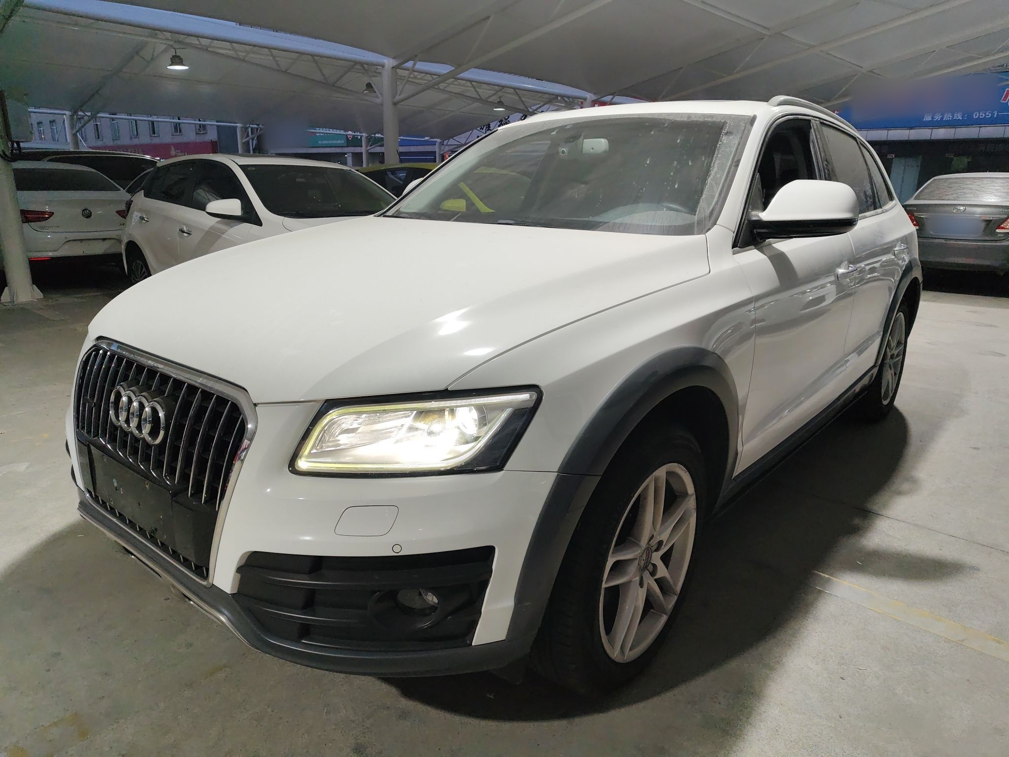 تحت مقدمة السيارة