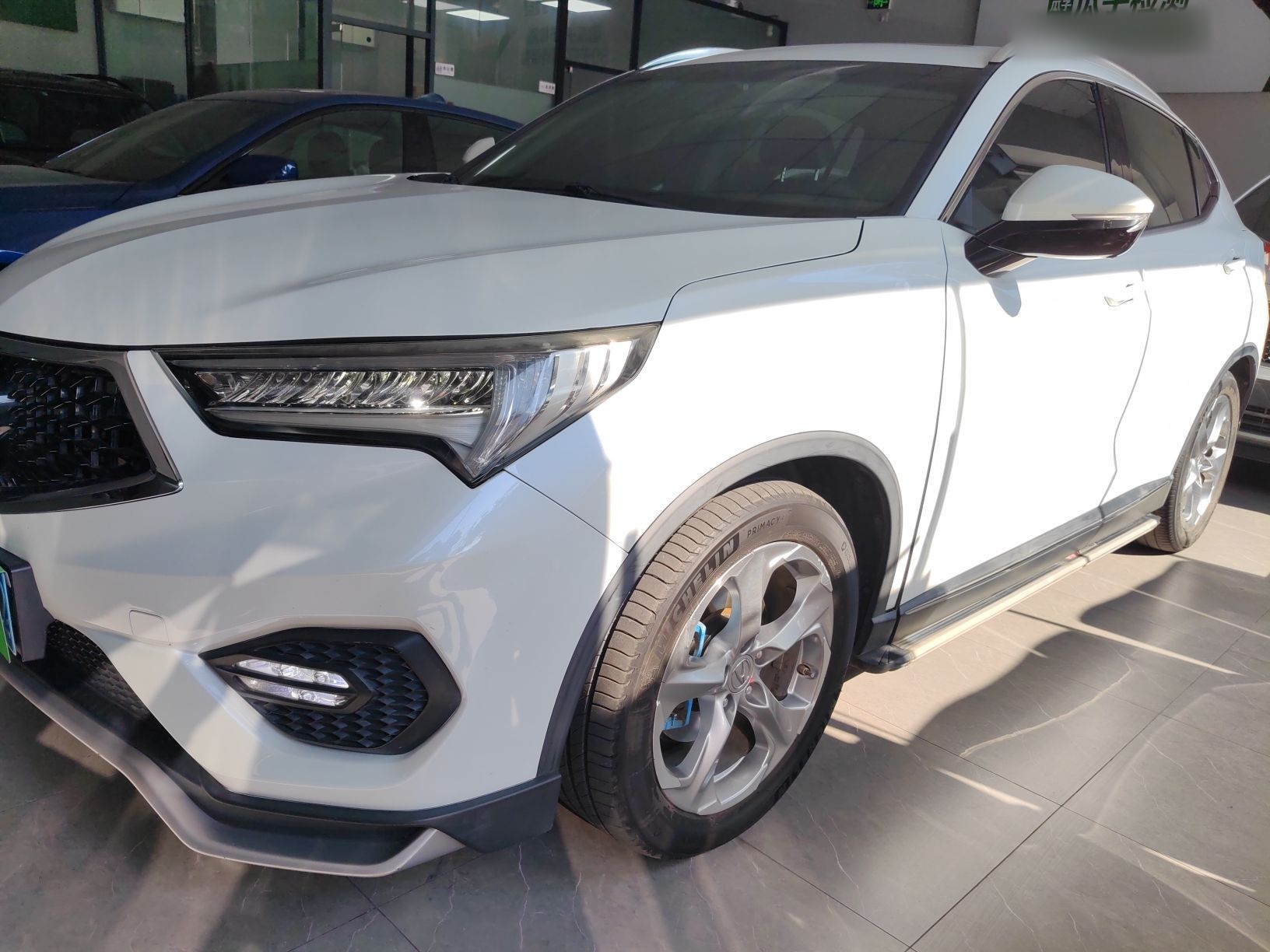 تحت مقدمة السيارة