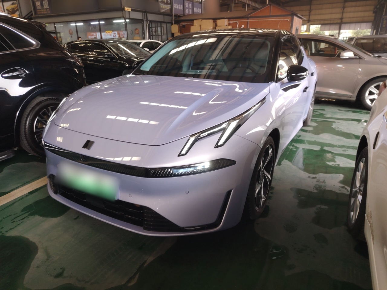 تحت مقدمة السيارة