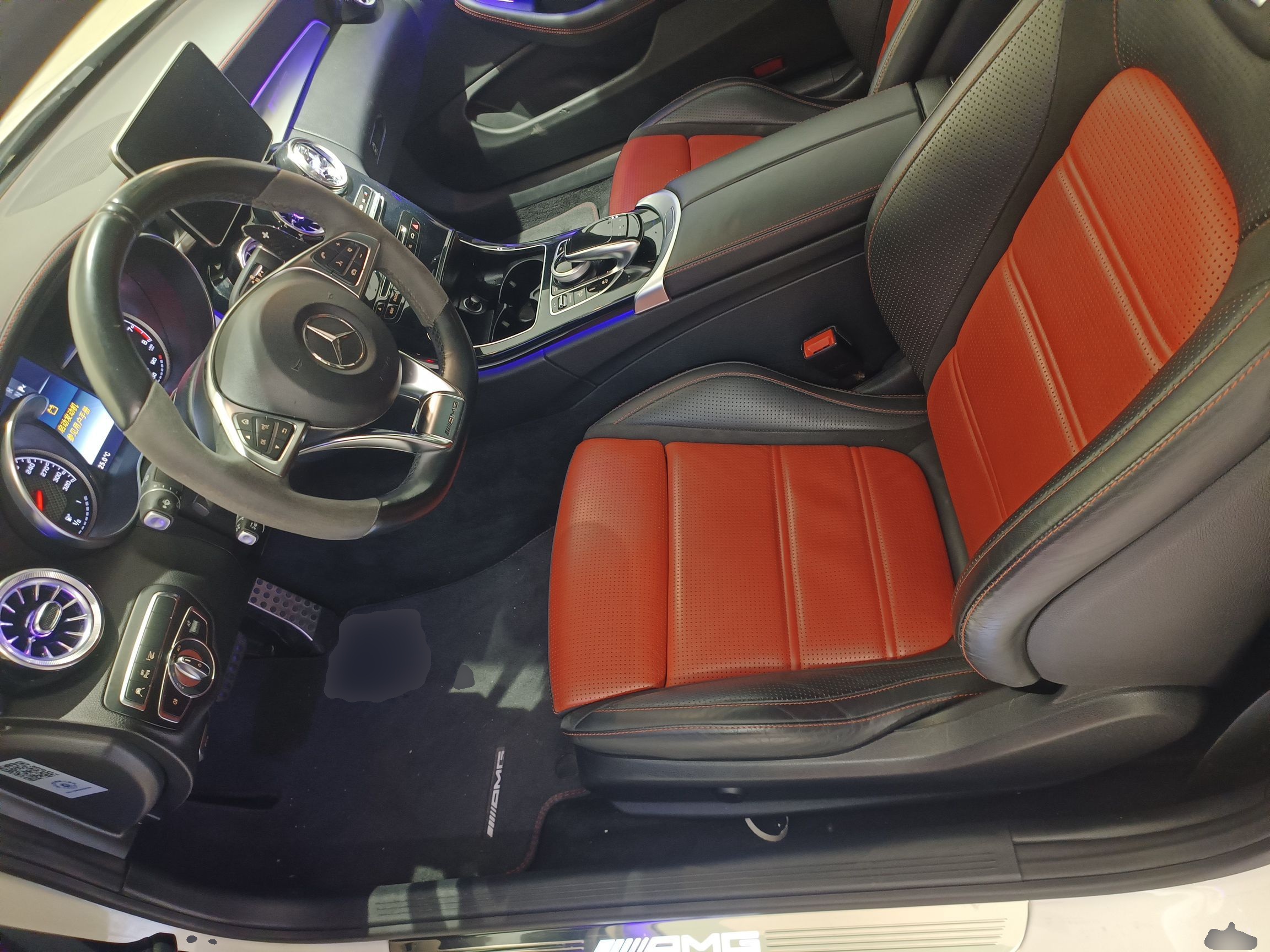 المقاعد الأمامية داخل السيارة