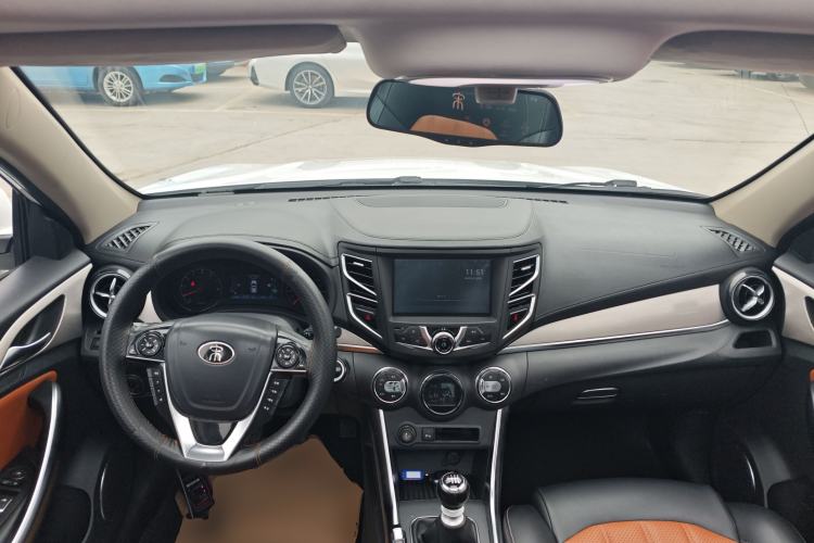 Used BYD Song 2016 Gaishi Edition 1.5TI Manual Haoya Model Center Console