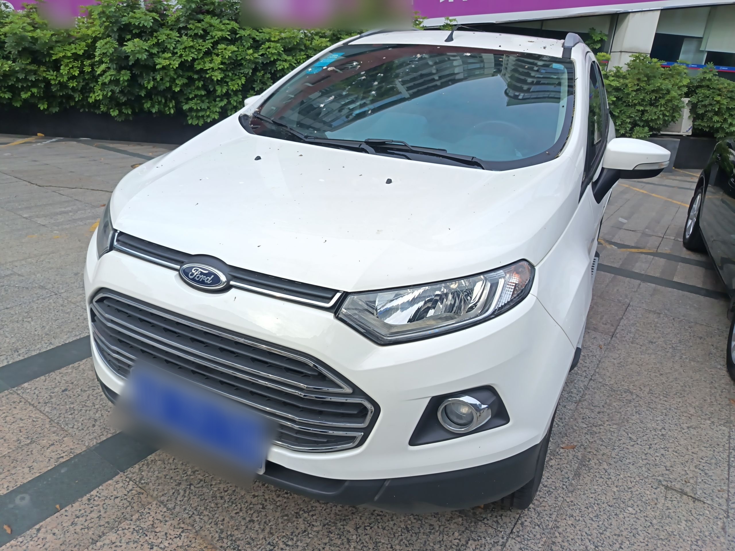 Под передней частью автомобиля