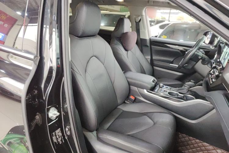 Used Toyota Highlander 2022 380T 4x4 Luxury Edition 7 Seats Right Front Seat