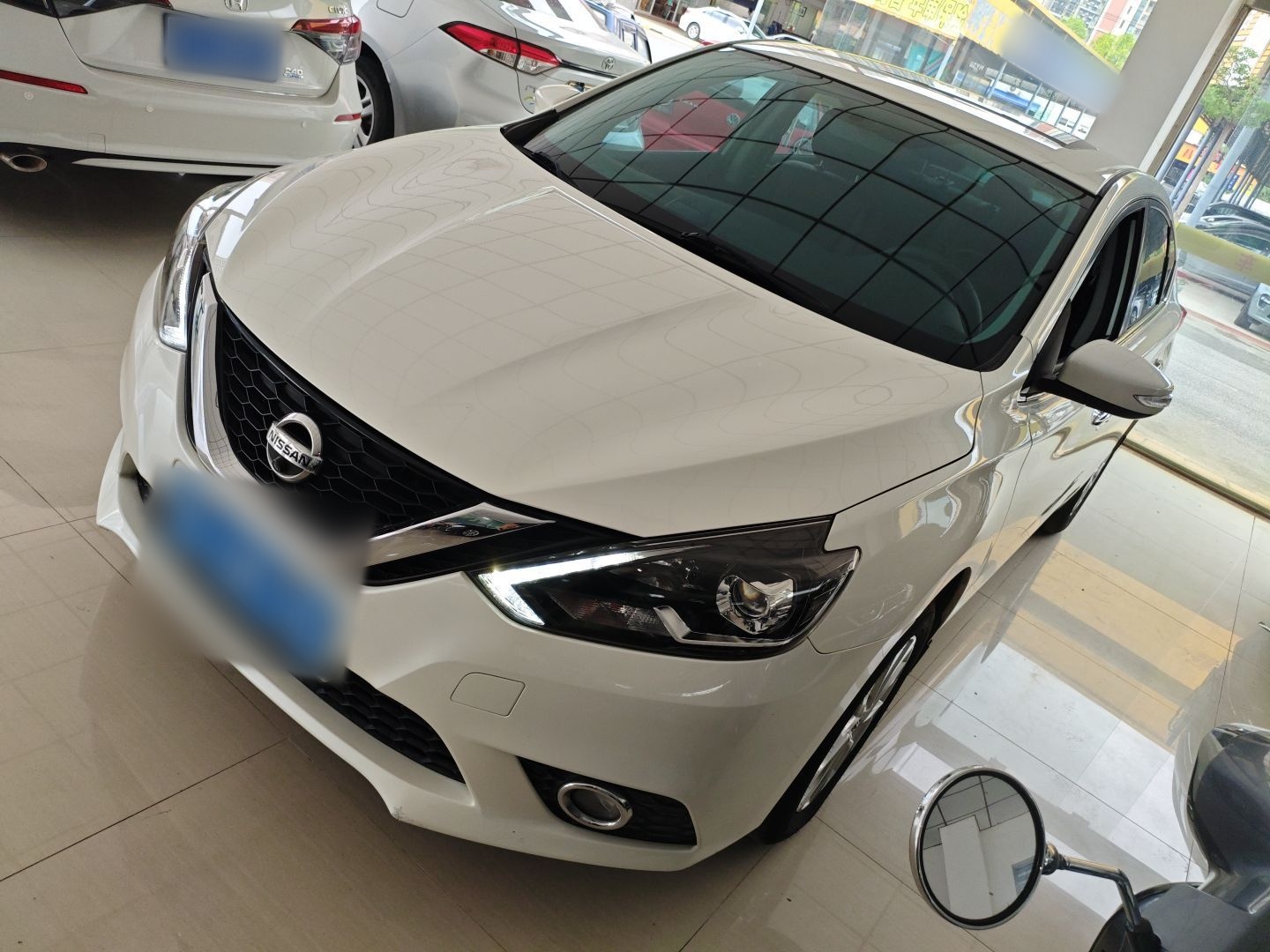 تحت مقدمة السيارة