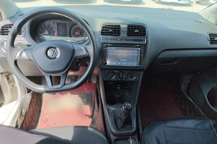 Used Volkswagen Polo 2016 1.4L Manual Fashion Model Center Console