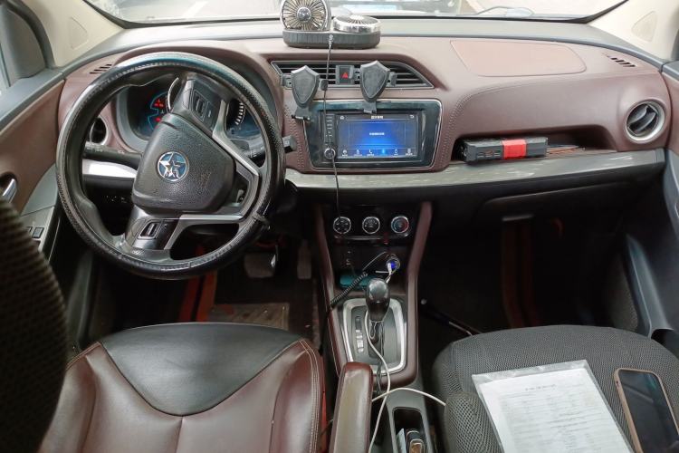 Used Venucia M50V 2017 1.6L XL CVT Luxury Edition Center Console