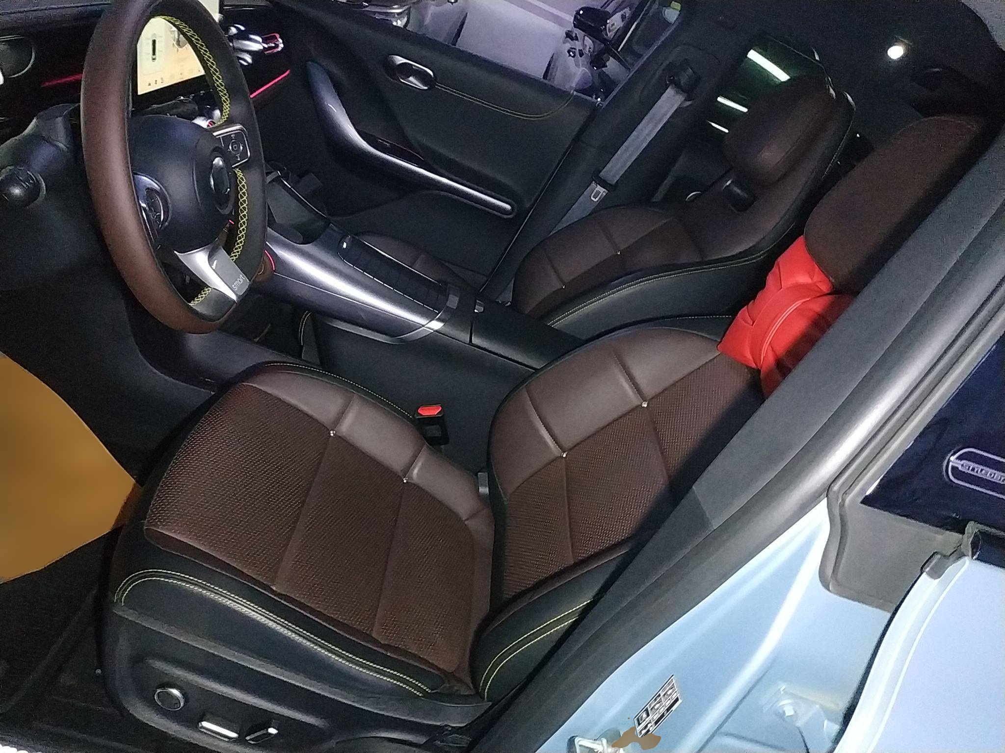 المقاعد الأمامية داخل السيارة