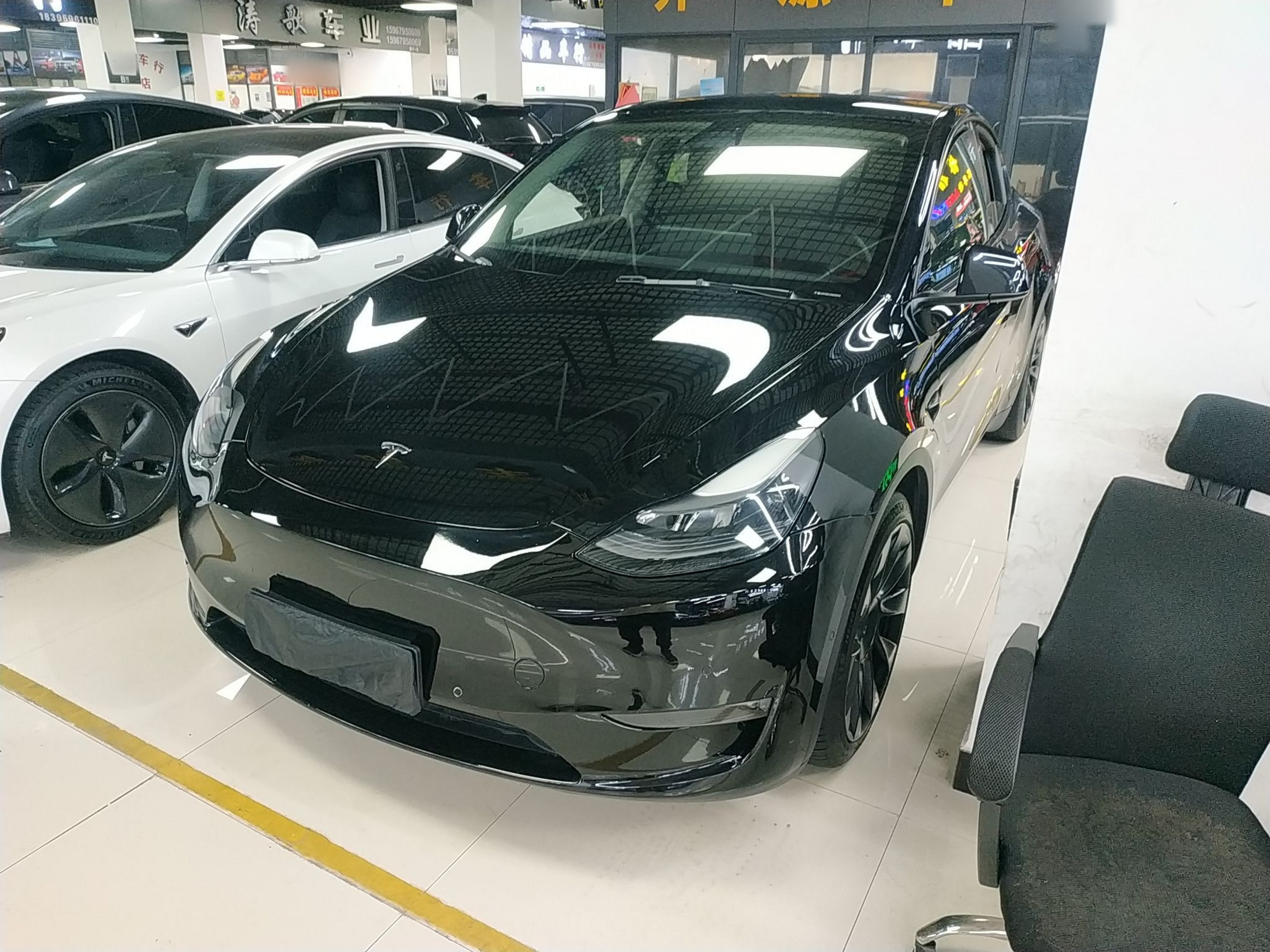 Под передней частью автомобиля