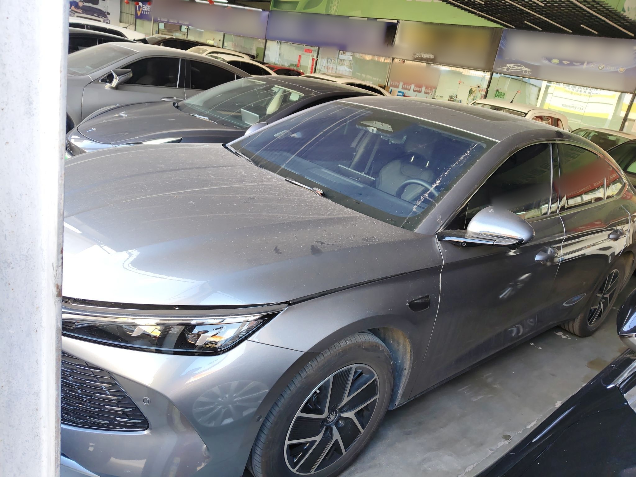 تحت مقدمة السيارة