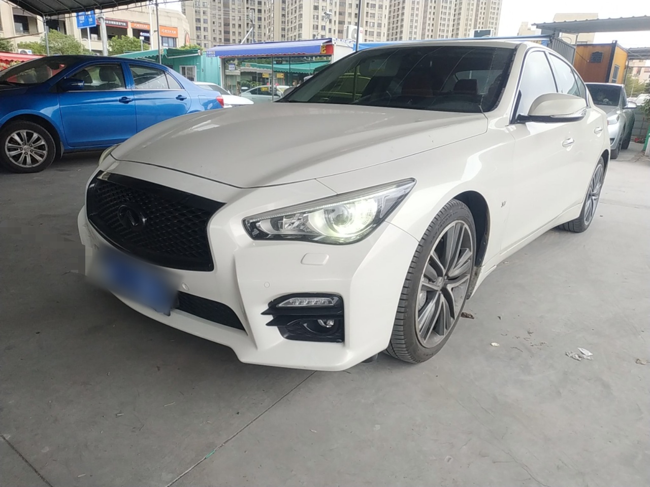 Под передней частью автомобиля