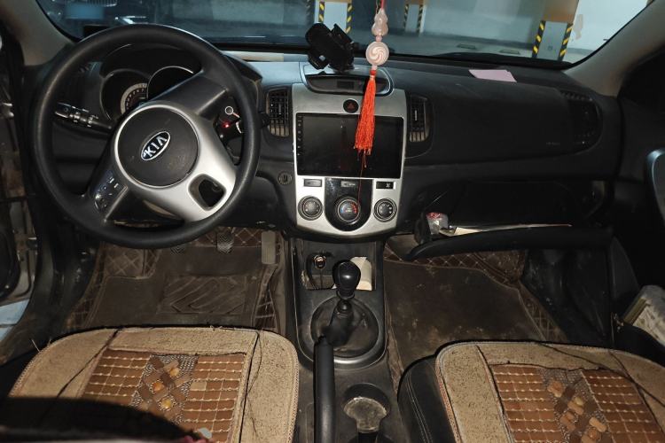 Used Kia Forte 2011 1.6L MT GL Center Console