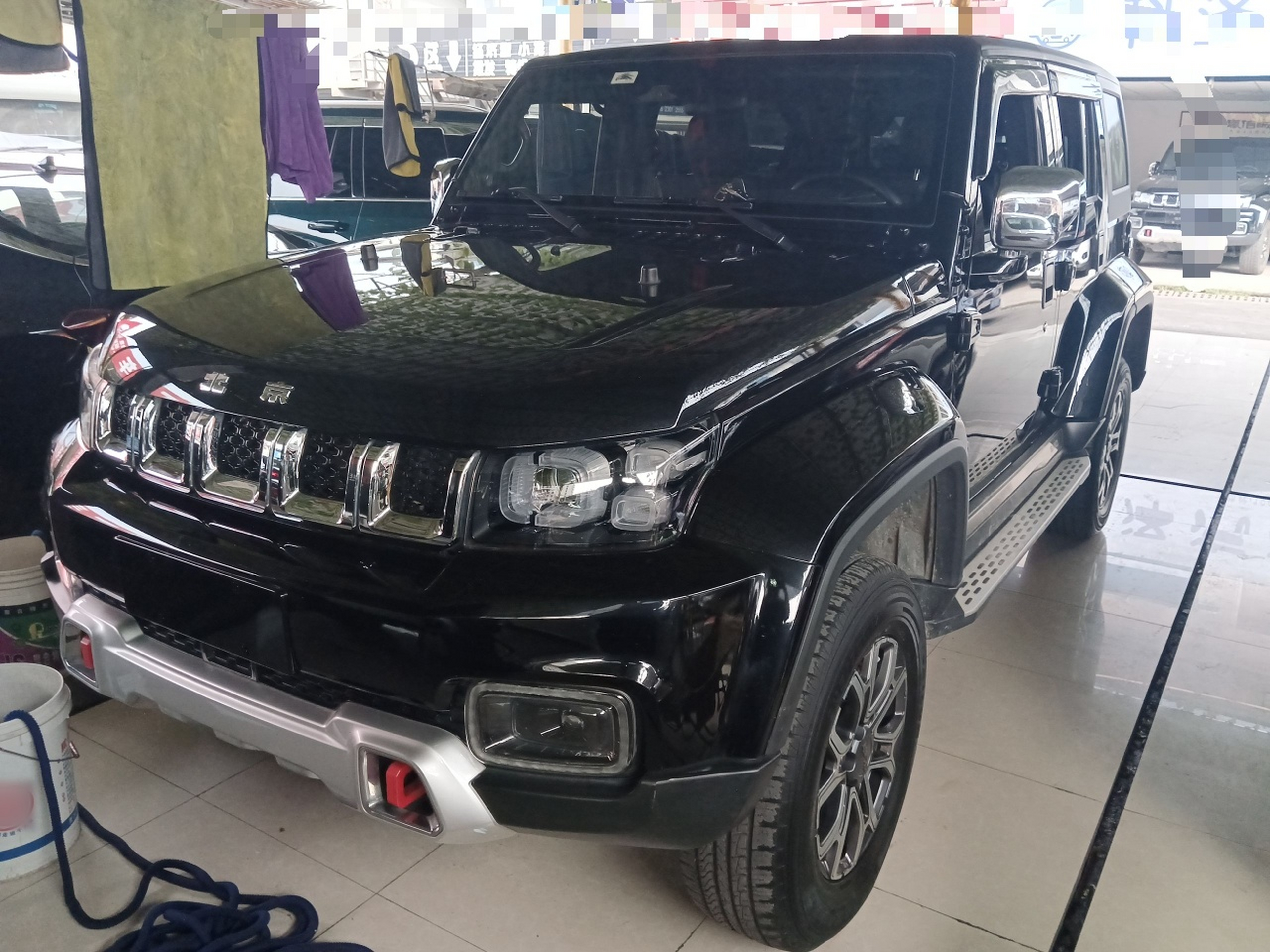 تحت مقدمة السيارة