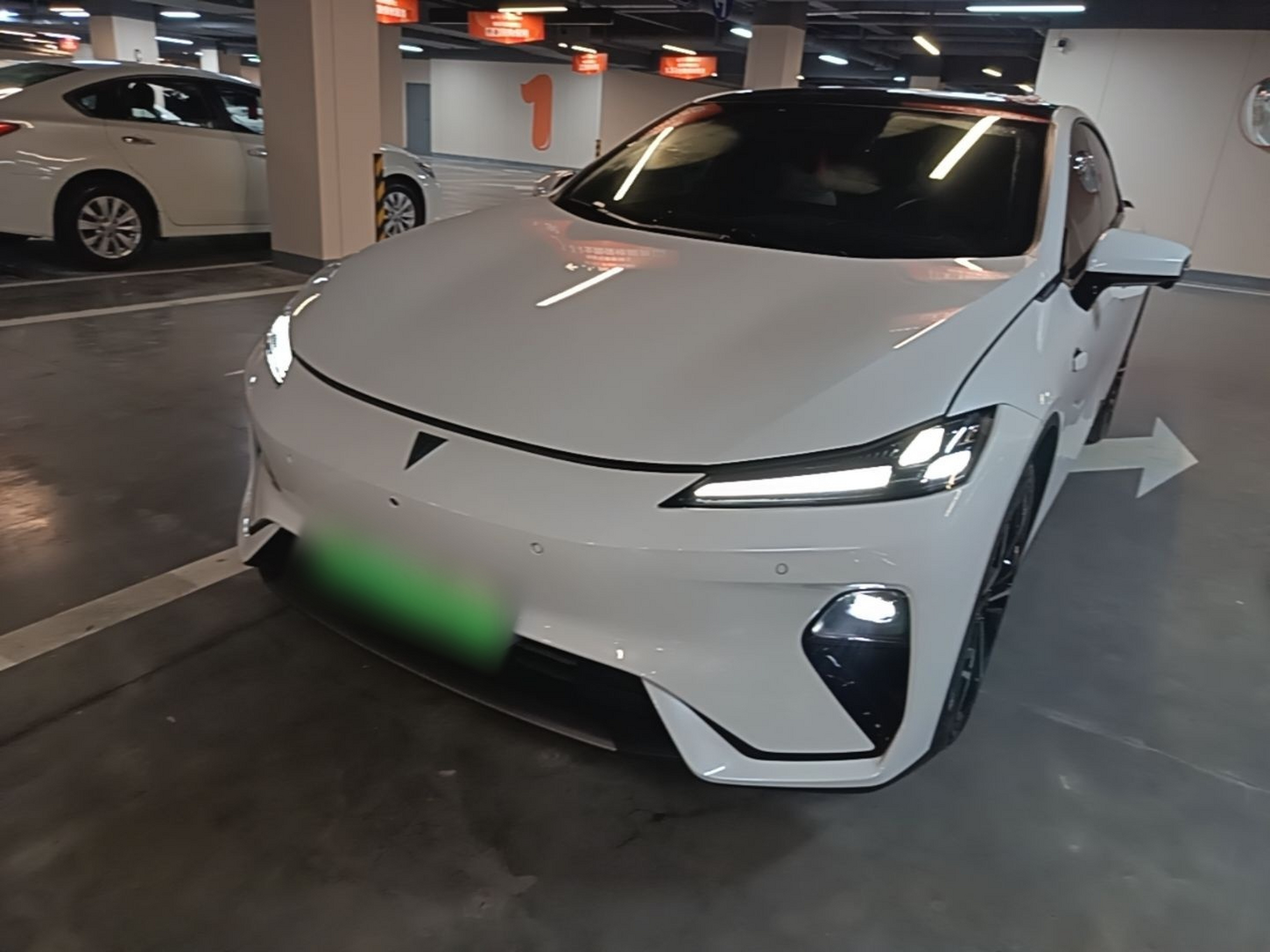 Под передней частью автомобиля