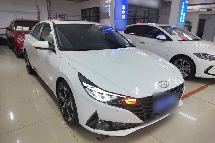 Used Hyundai Elantra 2021 1.5L CVT GLX Elite Edition Front Right 45 Deg