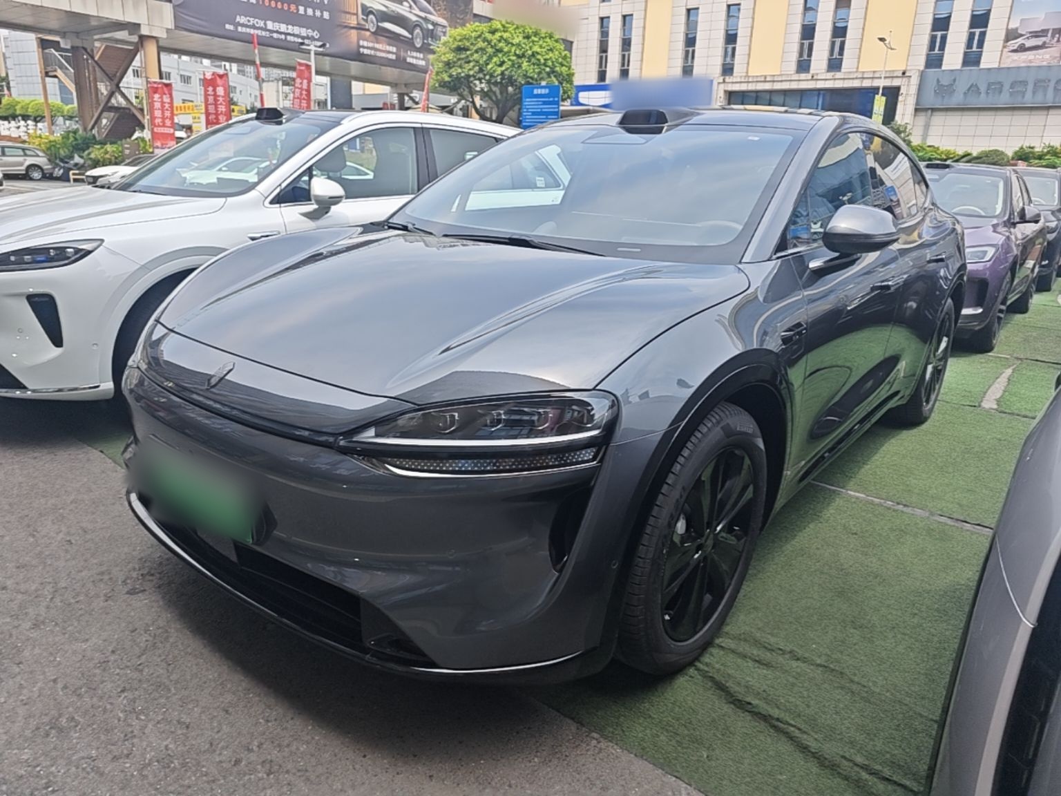 Под передней частью автомобиля