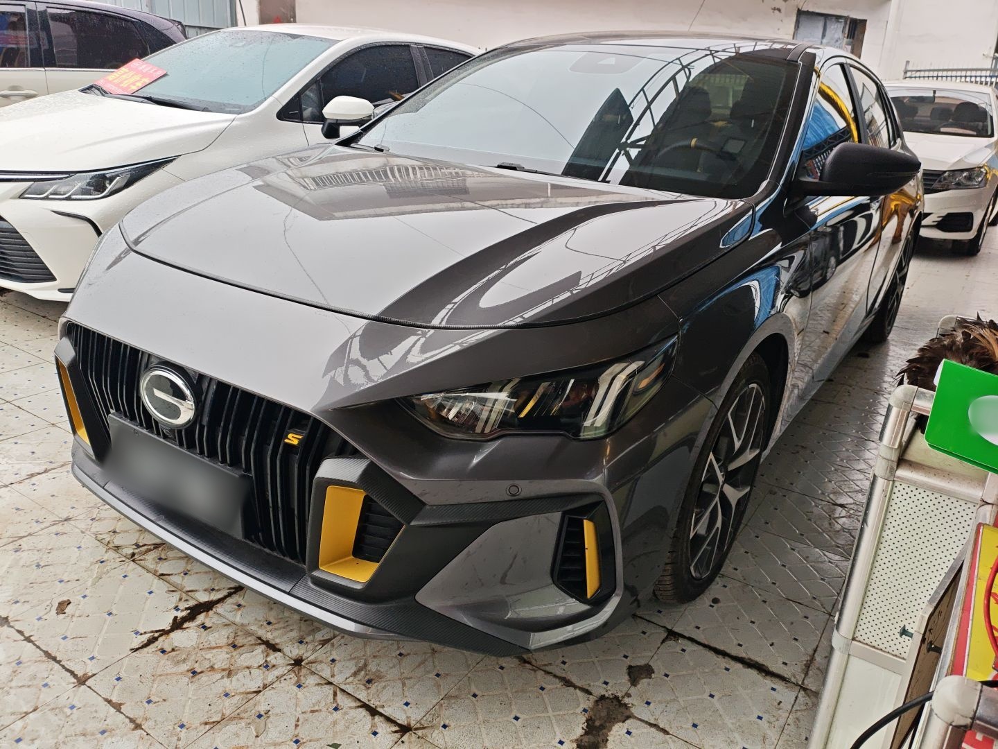 Под передней частью автомобиля